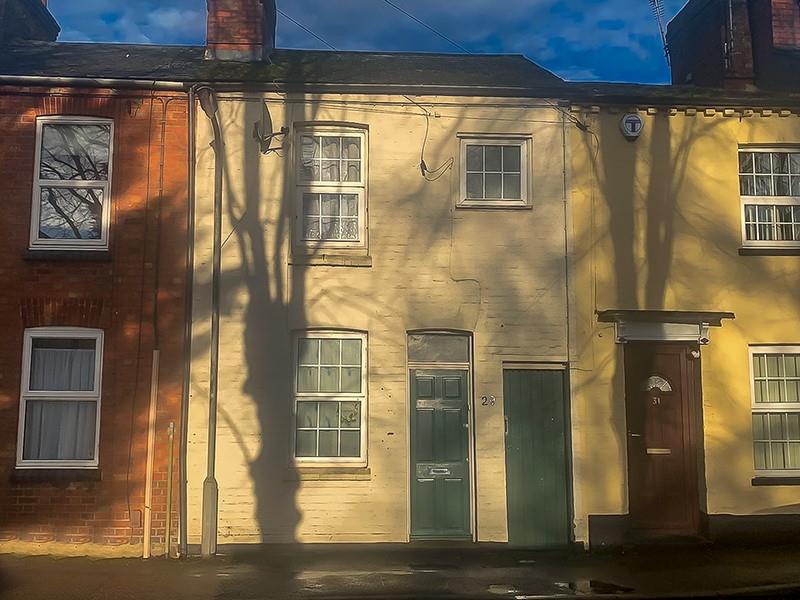 WALKING DISTANCE OF THE STONY STRATFORD TOWN CENTRE. This 2 bedroom terraced cottage is located just off Horsefair Green in the heart of the picturesque town of Stony Stratford. The property is in excellent condition throughout and would make a fantastic